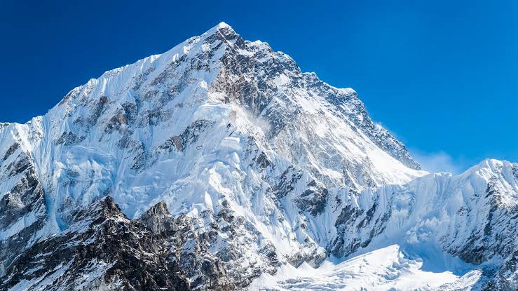 Surviving Mount Everest: Stories of Triumph and Tragedy